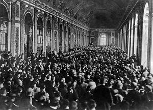 ベルサイユ条約の調印式が行なわれたベルサイユ宮殿鏡の間（1919.6.28.）．ベルサイユ，フランス.jpg